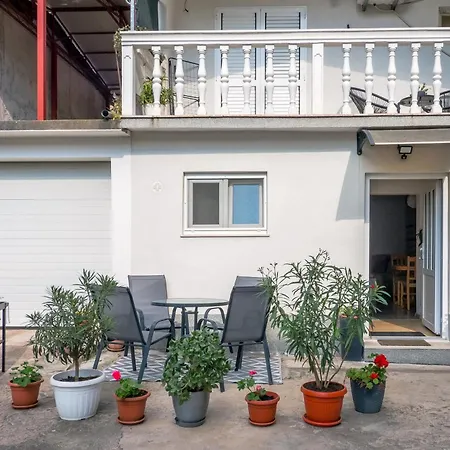 Private House - Terrace, Free Parking & Comfort شقة