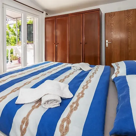 Apartman Private House - Terrace, Free Parking & Comfort Split
