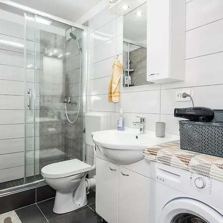 Apartman Private House - Terrace, Free Parking & Comfort *
