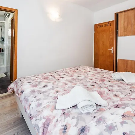 Apartman Private House - Terrace, Free Parking & Comfort Split