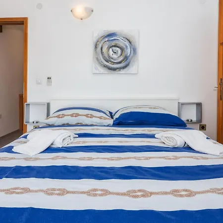 Apartman Private House - Terrace, Free Parking & Comfort