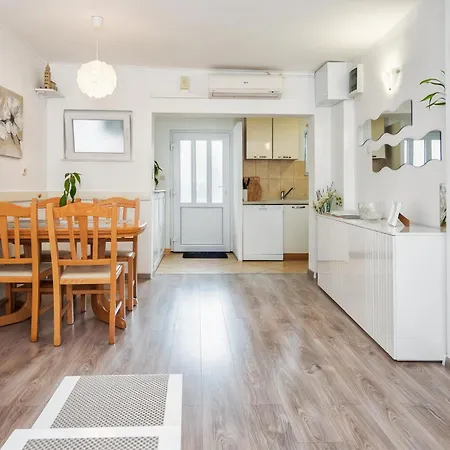 Private House - Terrace, Free Parking & Comfort Apartman *